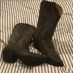 Black Heeled Boots with Pointed Toe and Decorative Stitching